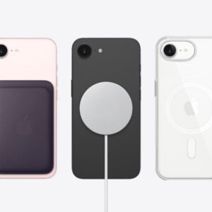 Ba mặt lưng iPhone 17e màu hồng, đen và trắng; mẫu đen đang gắn MagSafe.