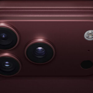 iPhone 18 Pro và Pro Max màu burgundy, cụm ba camera sau.