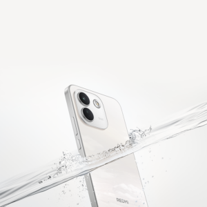 REDMI Note 17 Pro Max 5G màu trắng, mặt lưng trong làn nước.